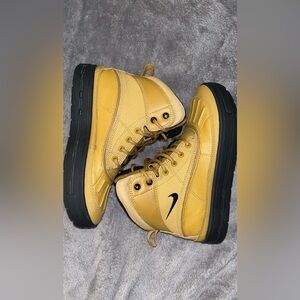 Nike wood side 2 boots 3.5y